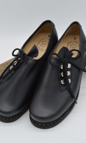 Obermüller Lukas Hirschler Produktfoto handgefertigte Schuhe Trachtenschuhe Filzstiefel Modeschuhe